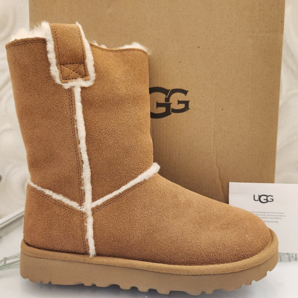 UGG " Classic Short Spill Seam" Boots. NIB. Size 5